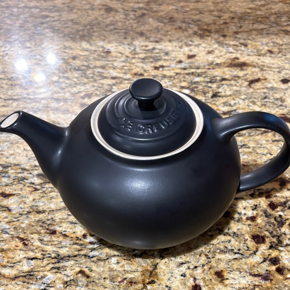 NWT Le Creuset 1.3 Teapot Matte Black